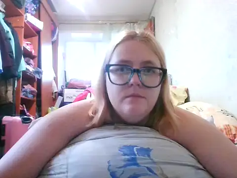 Snapshot of DesireMelissa chatting on 15, 10, 2025 DesireMelissa online show from 15, 10, 2025