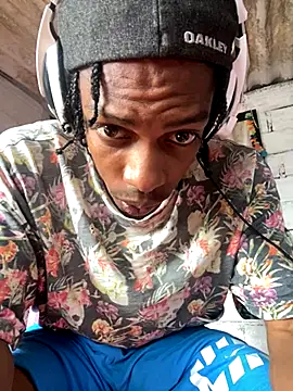 Snapshot of Larry-n-clouds chatting on 28, 11, 2025 Larry-n-clouds online show from 28, 11, 2025