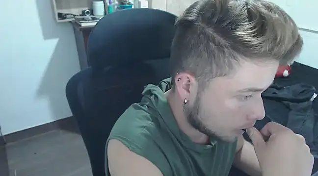 Snapshot of JOHANLEON1 chatting on 14, 3, 2025 JOHANLEON1 online show from 14, 3, 2025