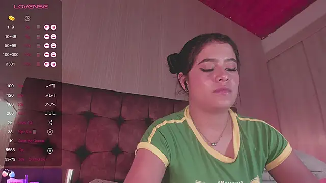 Snapshot of Sofi_Blossom chatting on 1, 2, 2025 Sofi Blossom online show from 1, 2, 2025