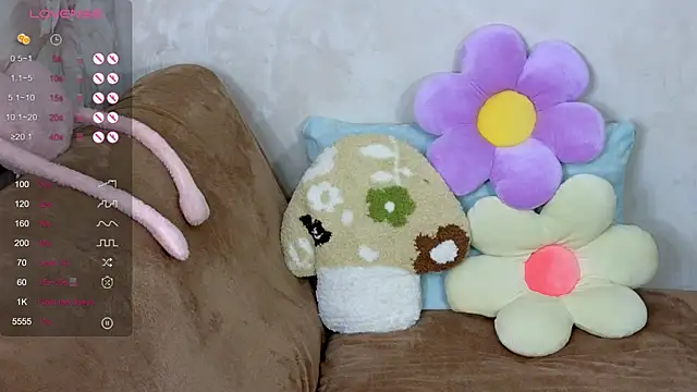 Snapshot of TrissMerigold9 chatting on 13, 10, 2025 TrissMerigold9 online show from 13, 10, 2025