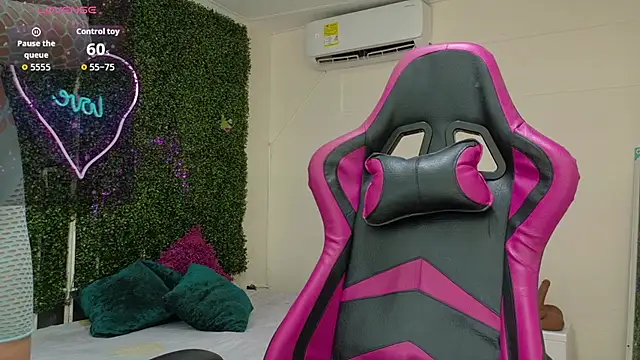 Snapshot of emy_0 chatting on 19, 3, 2026 emy 0 online show from 19, 3, 2026