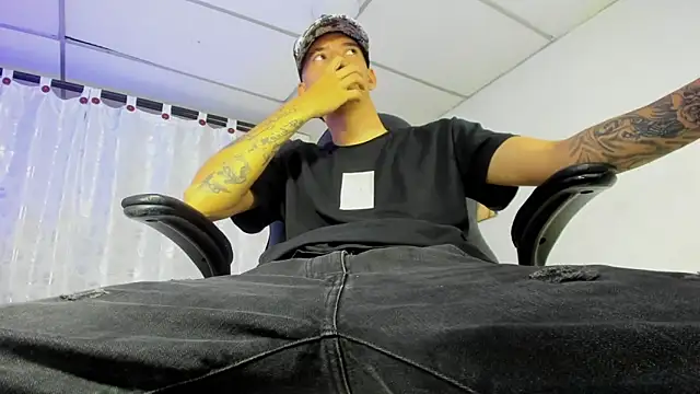 Snapshot of FrannBoy chatting on 6, 3, 2025 FrannBoy online show from 6, 3, 2025