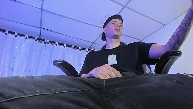 Snapshot of FrannBoy chatting on 7, 3, 2025 FrannBoy online show from 7, 3, 2025