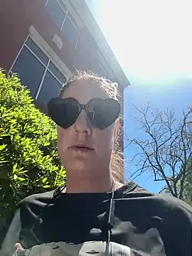 MsLG12301 online show from 10, 4, 2026