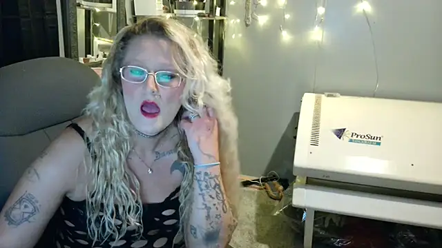 Snapshot of Lisalovely6981 chatting on 2, 1, 2025 Lisalovely6981 online show from 2, 1, 2025