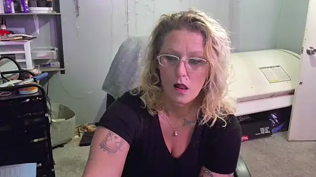 Snapshot of Lisalovely6981 chatting on 2, 2, 2025 Lisalovely6981 online show from 2, 2, 2025