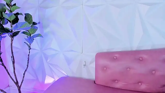 LinnaGardenia online show from 10, 2, 2025