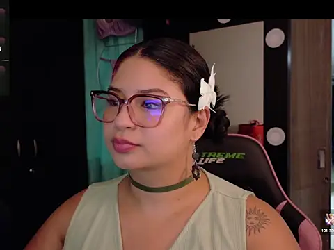 Snapshot of mollyshake1 chatting on 23, 12, 2025 mollyshake1 online show from 23, 12, 2025