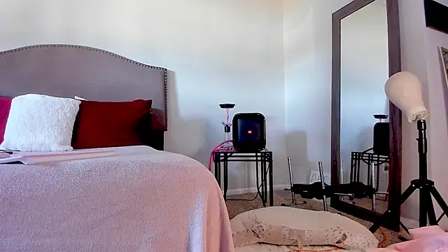 yiauana online show from 2, 11, 2025