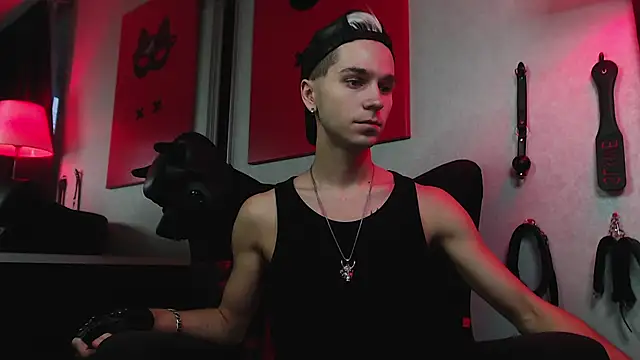 Joseph  Quinn online show from 3, 12, 2024