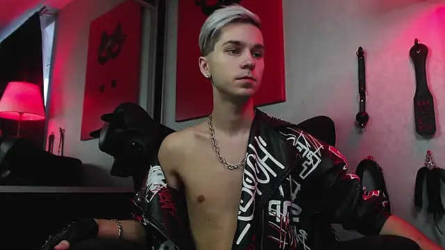 Joseph  Quinn online show from 5, 12, 2024