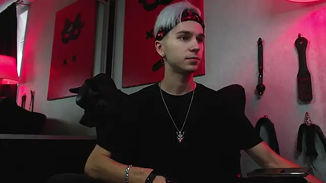 Joseph  Quinn online show from 10, 12, 2024