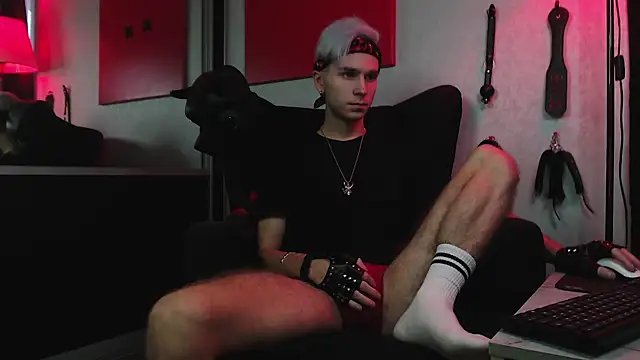 Joseph  Quinn online show from 10, 12, 2024