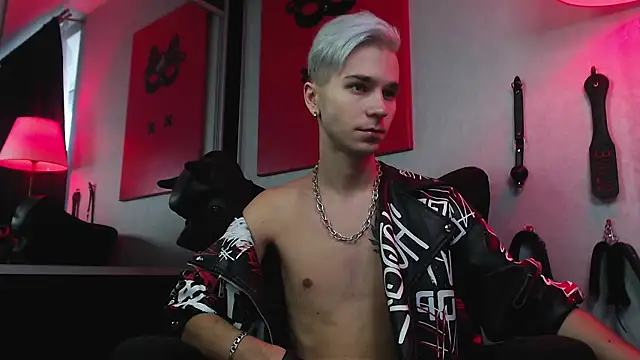 Joseph  Quinn online show from 11, 12, 2024