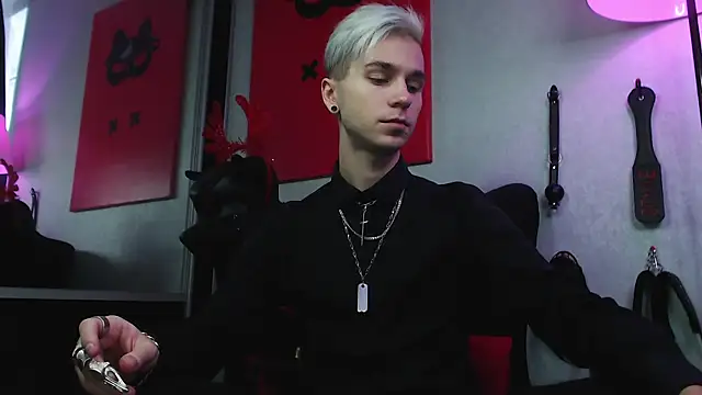 Joseph  Quinn online show from 18, 12, 2024