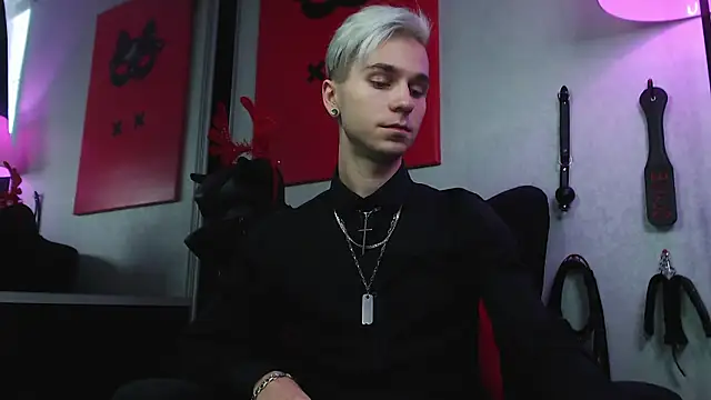 Joseph  Quinn online show from 18, 12, 2024