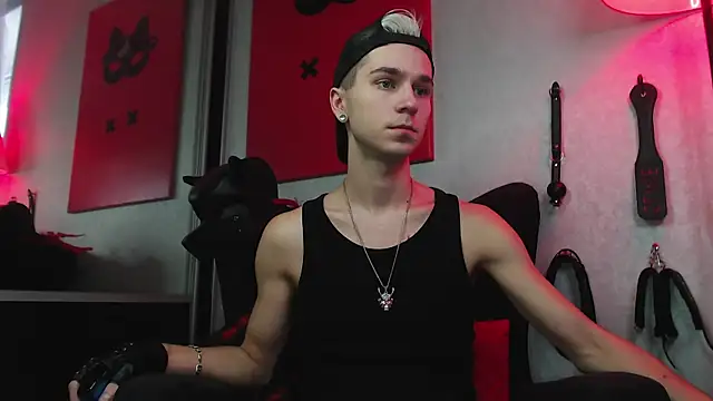 Joseph  Quinn online show from 20, 12, 2024