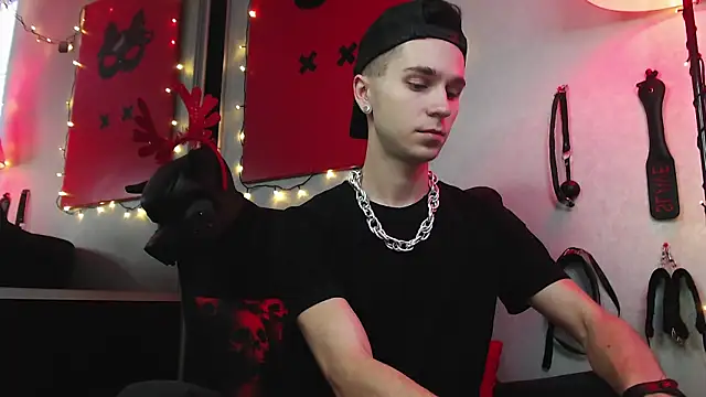 Joseph  Quinn online show from 4, 1, 2025