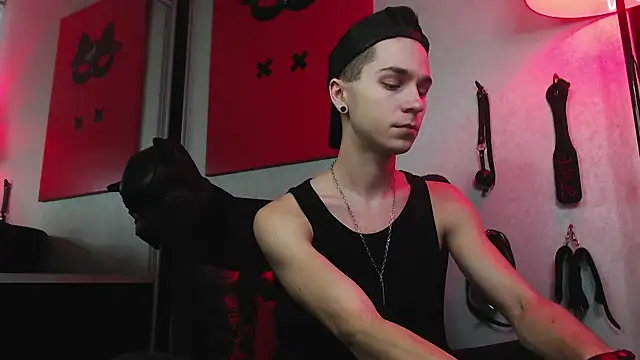 Joseph  Quinn online show from 17, 1, 2025