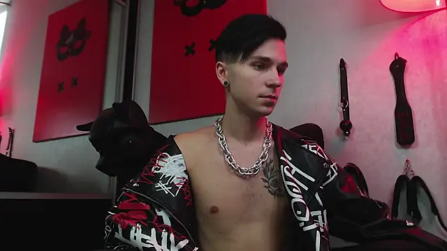 Joseph  Quinn online show from 3, 2, 2025