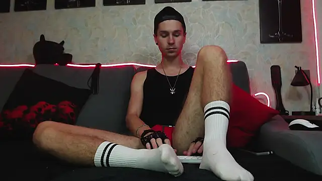 Joseph  Quinn online show from 4, 3, 2025