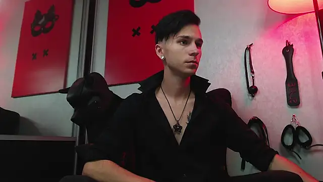 Joseph  Quinn online show from 7, 3, 2025