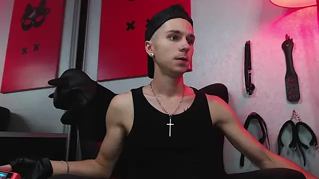 Joseph  Quinn online show from 8, 3, 2025