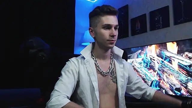 Joseph  Quinn online show from 8, 9, 2025