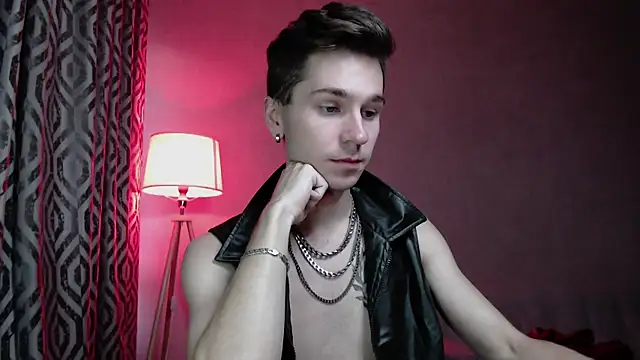 Joseph  Quinn online show from 6, 10, 2025