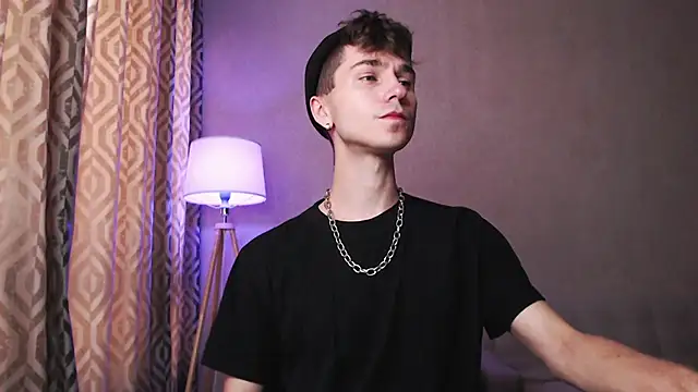 Joseph  Quinn online show from 8, 10, 2025