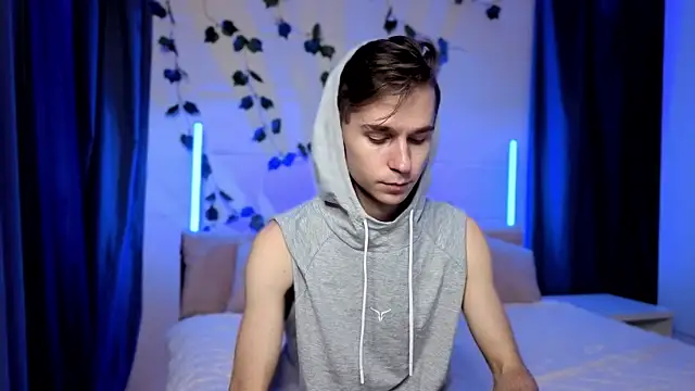 Joseph  Quinn online show from 27, 11, 2025