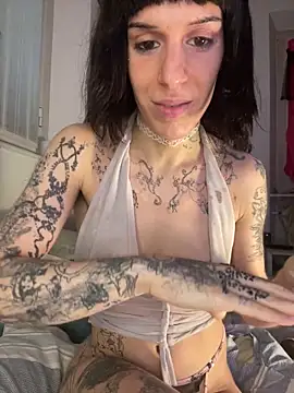 Snapshot of giuli_zerozero chatting on 5, 3, 2026 giuli zerozero online show from 5, 3, 2026