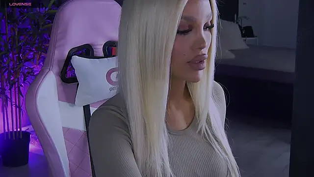 Snapshot of shayblonde chatting on 23, 12, 2024 shayblonde online show from 23, 12, 2024