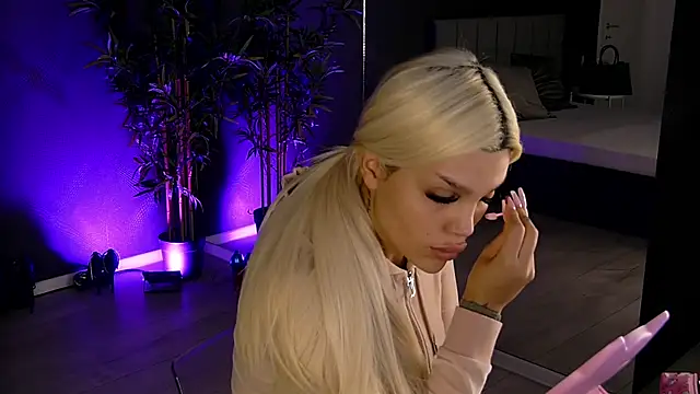 Snapshot of shayblonde chatting on 18, 2, 2025 shayblonde online show from 18, 2, 2025