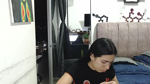 Snapshot of Liza_Thurner chatting on 5, 1, 2025 Liza Thurner online show from 5, 1, 2025