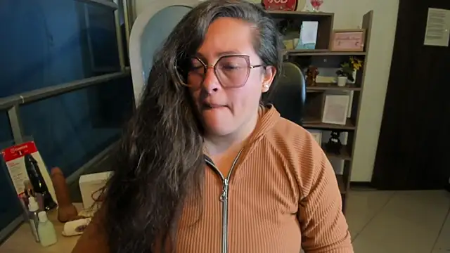 Snapshot of SaraThomso chatting on 7, 11, 2025 SaraThomso online show from 7, 11, 2025