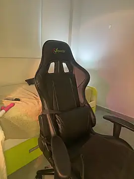 Snapshot of MisFrekcles_ chatting on 13, 12, 2024 MisFrekcles  online show from 13, 12, 2024