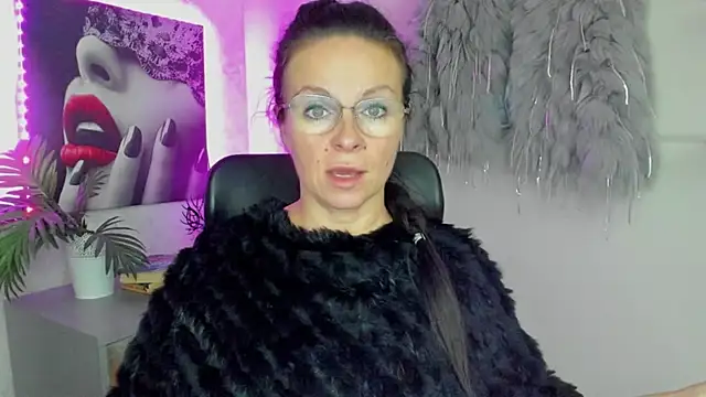 HelenLuxx online show from 9, 10, 2025