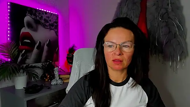 HelenLuxx online show from 6, 5, 2026
