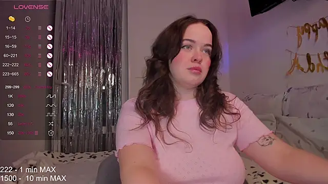 Snapshot of HANNA_MONTANAS chatting on 4, 12, 2025 HANNA MONTANAS online show from 4, 12, 2025