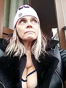 Snapshot of hugebobbs chatting on 18, 3, 2025 hugebobbs online show from 18, 3, 2025