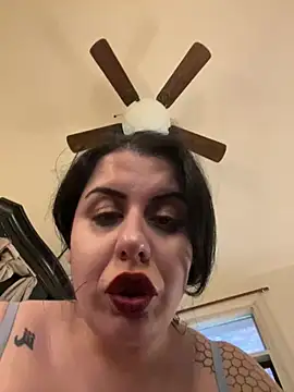 Snapshot of holyeroticss chatting on 5, 3, 2025 holyeroticss online show from 5, 3, 2025