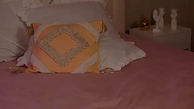 Snapshot of _F_R_A_U_ chatting on 3, 2, 2026 F R A U online show from 3, 2, 2026