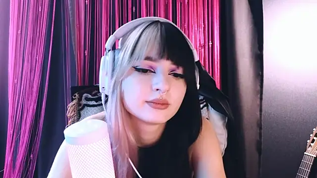 Snapshot of Avi_Nile chatting on 11, 9, 2025 Avi Nile online show from 11, 9, 2025