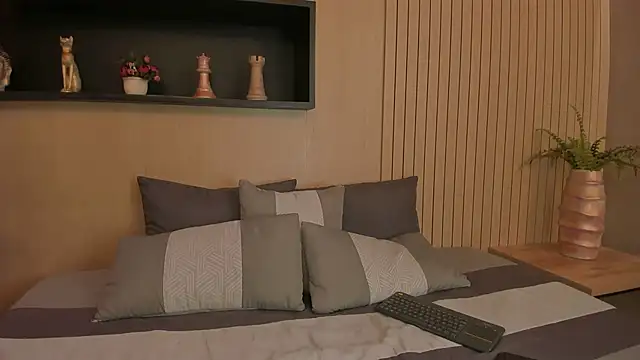 IrisBaker online show from 18, 2, 2025