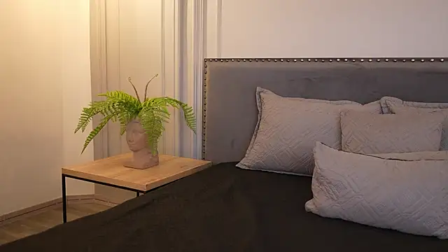 IrisBaker online show from 9, 10, 2025