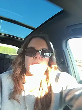 Snapshot of JuicyFruits93 chatting on 4, 2, 2026 JuicyFruits93 online show from 4, 2, 2026