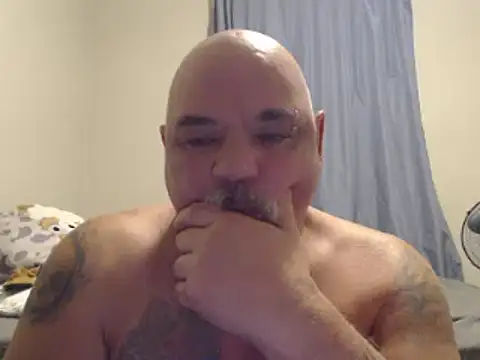 Newfiesausage1972 online show from 5, 1, 2025