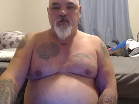 Newfiesausage1972 online show from 6, 1, 2025